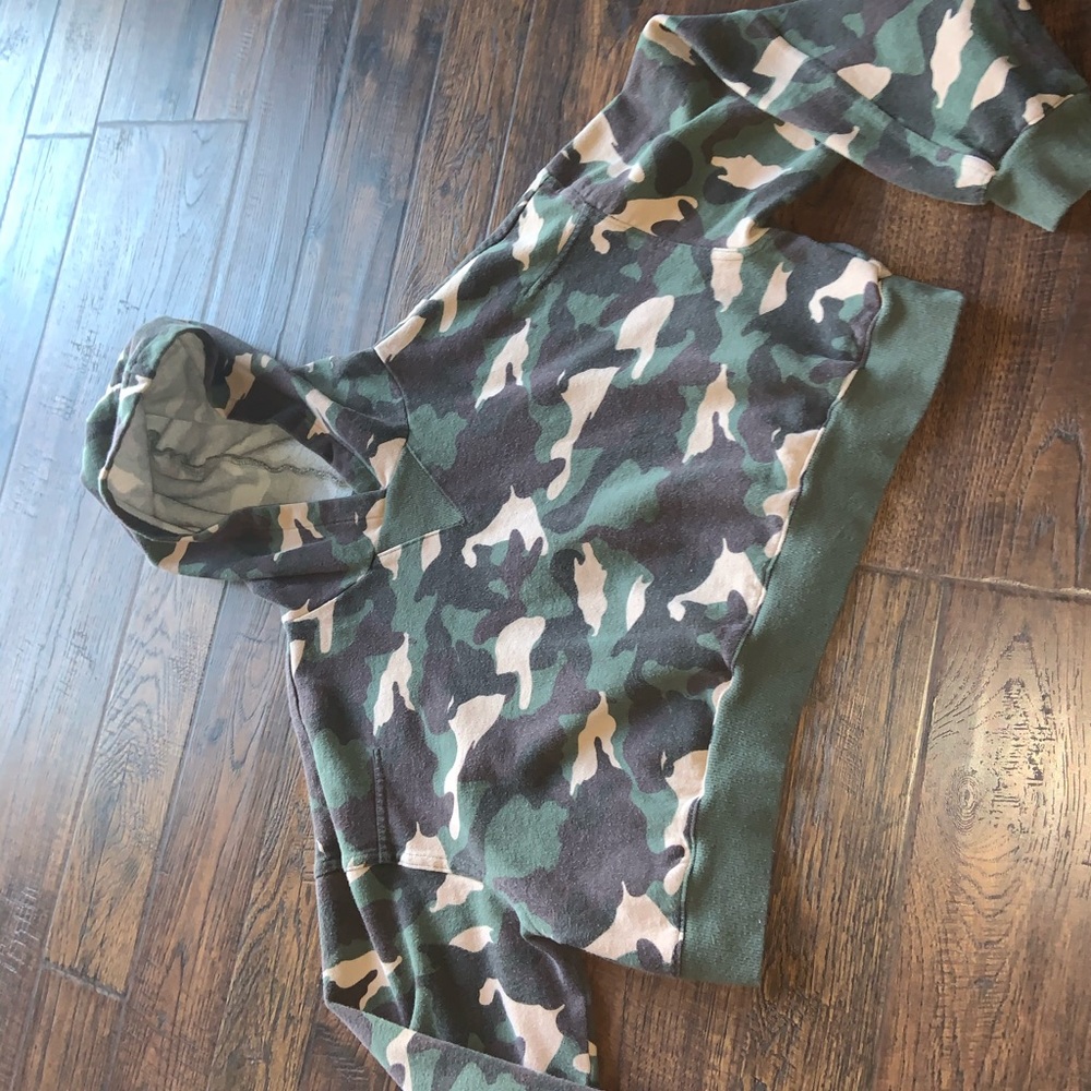 Cropped camo sweatshirt